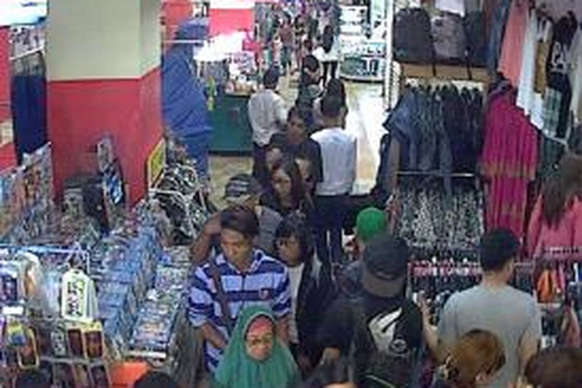 Kamera CCTV di Pusat Grosir Cililitan (PGC) merekam wajah pria berpakaian garis-garis biru putih di antara para pengunjung pusat perbelanjaan itu. Pada rekaman lain, pria itu tampak berjalan dengan Cintya Hermawan (6), bocah perempuan yang dilaporkan hilang.