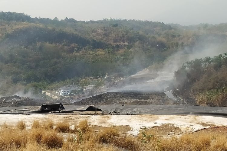 Asap tebal masih menyelimuti TPA Jatibarang, Kota Semarang, Jawa Tengah pada Selasa (10/10/2023)