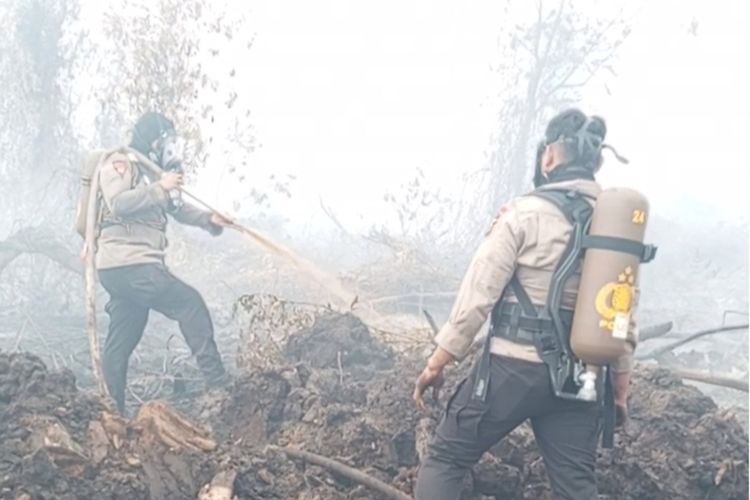 Demi Keselamatan, Anggota Brimob Pakai Tabung Oksigen Padamkan Karhutla di Kampar