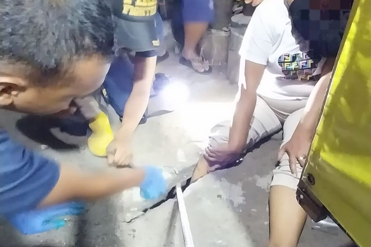 Saat Damkar Bongkar Gorong-gorong untuk Keluarkan Kaki Warga yang Terperosok...