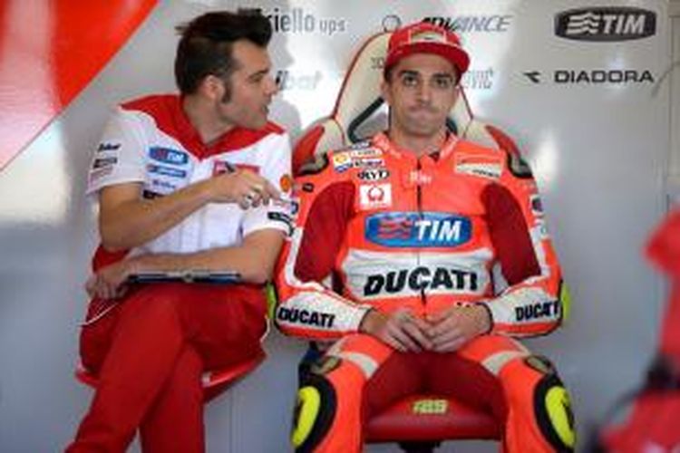 Pebalap Ducati asal Italia, Andrea Iannone (kanan), berdiskusi dengan tim saat menjalani sesi latihan bebas keempat GP Spanyol di Sirkuit Jerez, Sabtu (2/5/2015).