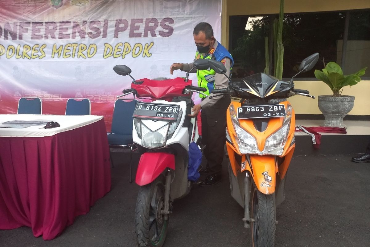 Motor pelaku dan korban saat ditampilkan di konferensi pers di Mapolrestro Depok, pada Sabtu (18/2/2023).