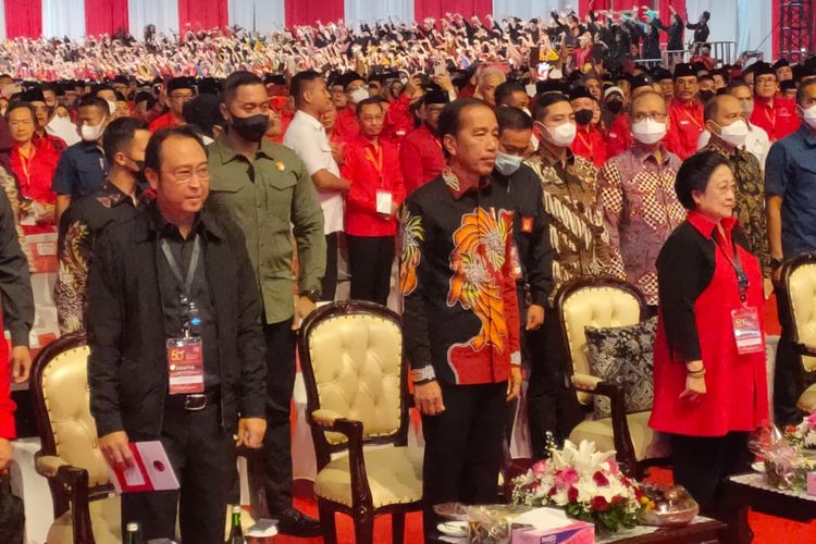 Presiden Joko Widodo (Jokowi) diapit Ketua Umum PDI-P Megawati Soekarnoputri dan Ketua DPP PDI-P Prananda Prabowo dalam acara HUT ke-50 PDI-P, JIExpo Kemayoran, Jakarta, Selasa (10/1/2023).