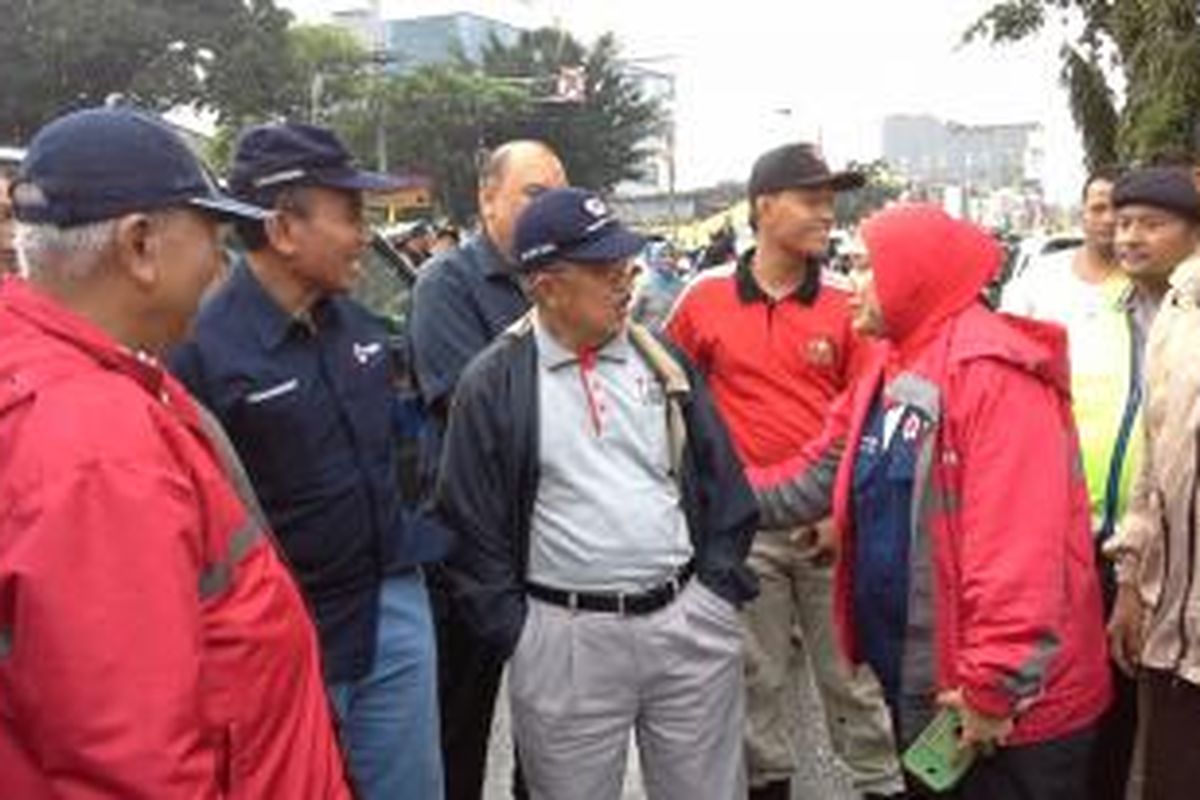 Ketua Palang Merah Indonesia (PMI) Jusuf Kalla datang meninjau lokasi banjir Kampung Pulo, Kampung Melayu, Jakarta Timur, Sabtu (18/1/2014) sore.