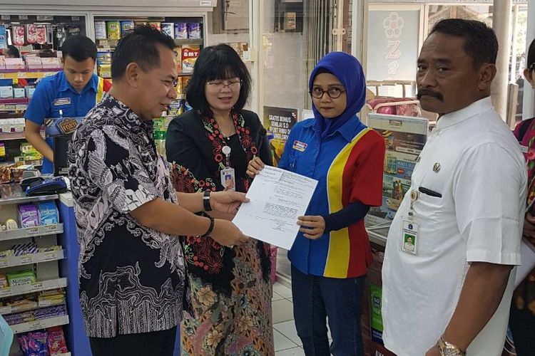 Petugas Dinas Koperasi dan UMKM DKI Jakarta memeriksa izin usaha sejumlah minimarket di Jakarta Pusat, Jumat (23/2/2018).