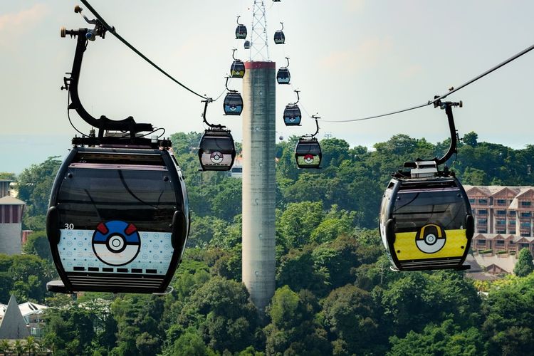 Ilustrasi kereta gantung bertema Pokemon di Sentosa, Singapura.