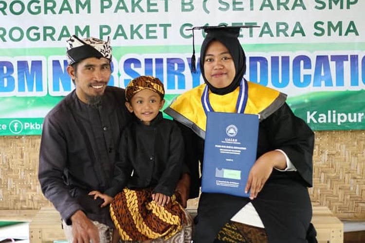 Widie dan istrinya, Novita pendiri Kampung Batara Papring Banyuwangi saat wisuda program Kejar Paket B dan Paket C
