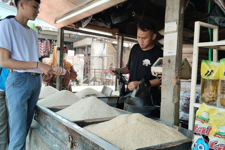 Harga beras di Kota Bandung sudah satu bulan ini meroket, dampak pun mulai dirasakan masyarakat.