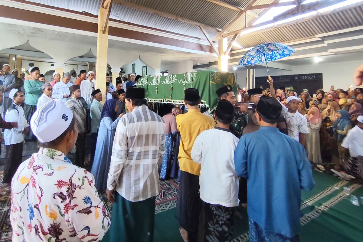 Jenazah Ach Haikal Fadil Alfatih saat hendak dibawa ke pemakaman