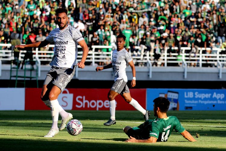 Pemain asing Bali United Willian Pacheco berhasil melewati pemain Persebaya Surabaya saat pertandingan pekan ke-8 Liga 1 2022-2023 yang berakhir dengan skor 0-1 di Stadion Gelora Bung Tomo Surabaya, Jumat (2/9/2022) sore.