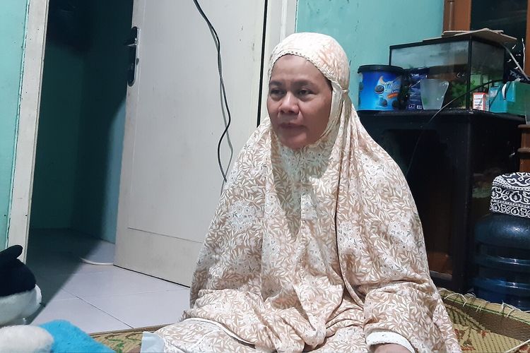 Kartini (48), bude sekaligus ibu angkat D (7), bocah yang tewas diduga setelah dianiaya kakak sepupu masih tetlihat sedih saat ditemui di rumahnya Blateran RT 001/002, Desa Ngabeyan, Kecamatan Kartasura, Sukoharjo, Jawa Tengah, Kamis (14/4/2022) malam.