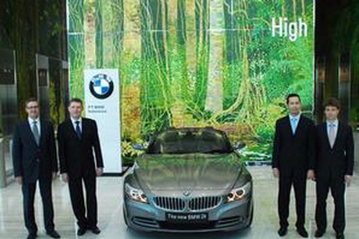 Peresmian kantor baru BMW Indonesia di the Plaza. Dari kiri:Johannes Seibert, Managing Director BMW Asia, Graeme Grieve, Vice President BMW Group,Ramesh Divyanathan dan Dirk Pfestorf, Regional Area Manager BMW Group