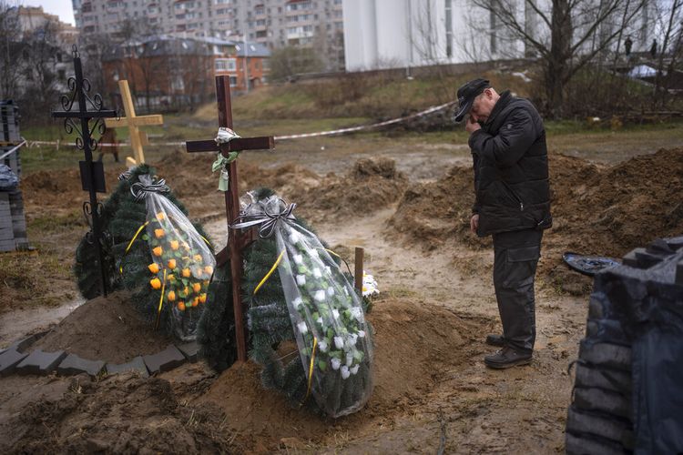 Oleg (56 tahun), berduka atas kematian ibunya Inna, 86, dalam perang melawan Rusia di Bucha, di pinggiran Kyiv, Ukraina, Minggu, 10 April 2022. 