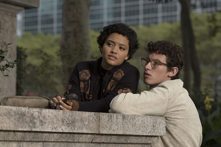 Kiersey Clemons dan Callum Turner dalam film drama The Only Living Boy in New York (2017).