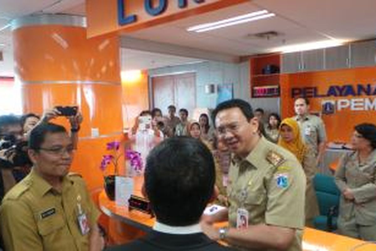 Kepala Badan Pelayanan Terpadu Satu Pintu (BPTSP) DKI Edy Junaidi Harahap dan Gubernur DKI Jakarta saat inspeksi mendadak (sidak) di BPTSP DKI, Balai Kota, Rabu (22/7/2015). 