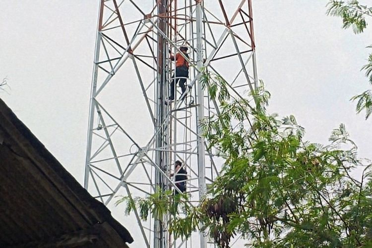 Dua Jam Menawar Putus Asa, Kisah Ari Menyelamatkan Pria di Puncak Tower 52 Meter
