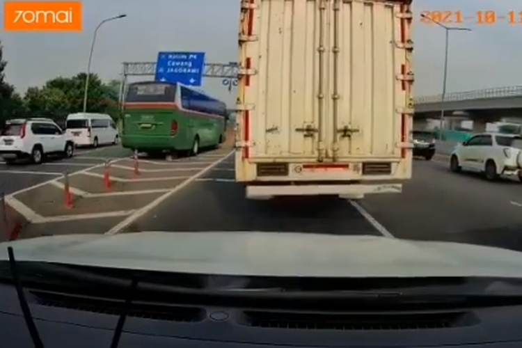 Tangkapan layar video bus Mayasari Bakti melakukan manuver menyalip berbahaya di Exit Tol Halim, Jakarta, Senin (11/10/2021)