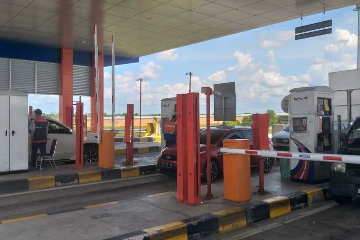 Pintu masuk tol Keramasan yang menghubungkan Palembang-Kayuagung Kabupaten OKI, Sumatera Selatan nampak lengang tanpa adanya pemeriksaan dari pos penyekatan setelah adanya larangan mudik, Kamis (6/5/2021).