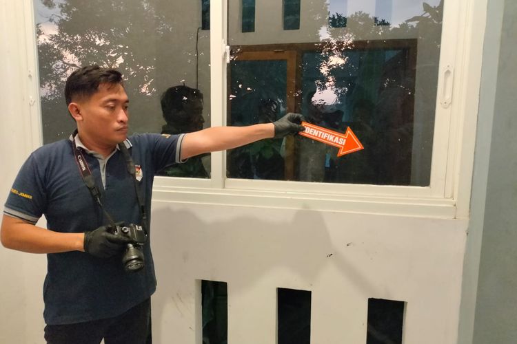 Polisi saat melakukan olah TKP tempat tewasnya anggota ormas Pemuda Pancasila Jember 