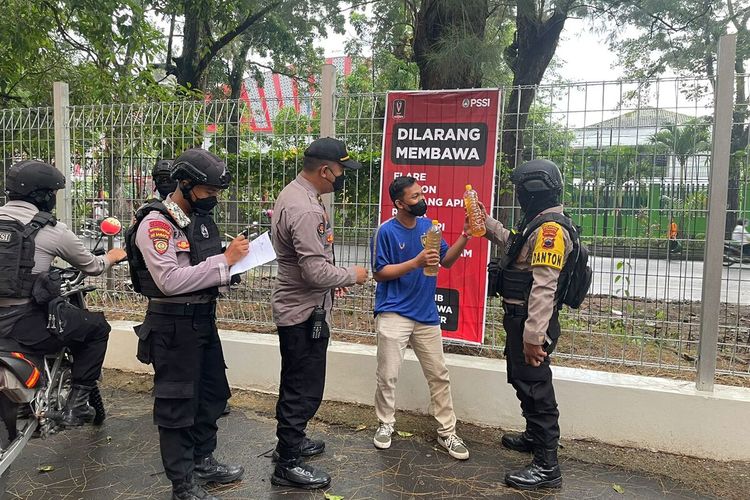 Suporter PSIS Semarang diamankan Kepolisian Resor Kota (Polresta) Solo, saat akan memasuki Stadion Manahan, Kota Solo, Jawa Tengah, pada Senin (31/6/2022).
