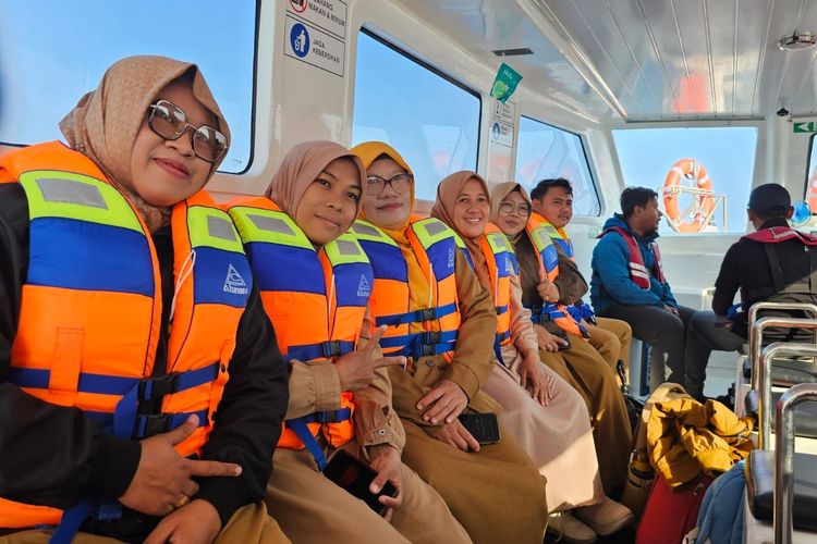 Hadapi Ombak dan Angin Kencang, Siswa Gili Gede Seberangi Laut untuk Sekolah
