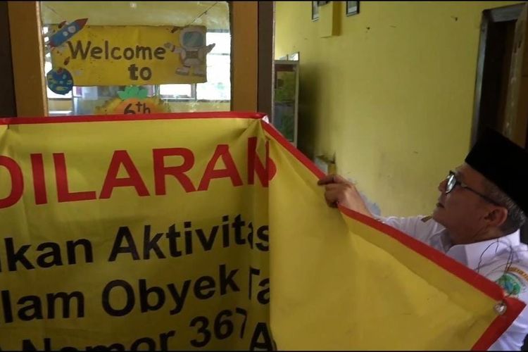 Wakil Bupati Pasuruan Shobih Asrori membuka segel SDN 1 Jeladri Kecamatan Winongan Kabupaten Pasuruan yang pasang oleh warga yang mengklaim punya hak atas kepemilikan tanah di sekolah tersebut, Rabu (26/02/2025) 