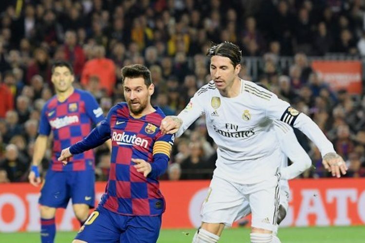 Lionel Messi dan Sergio Ramos terlibat duel dalam laga Barcelona vs Real Madrid di Stadion Camp Nou, Rabu (18/12/2019) atau Kamis dini hari WIB. 