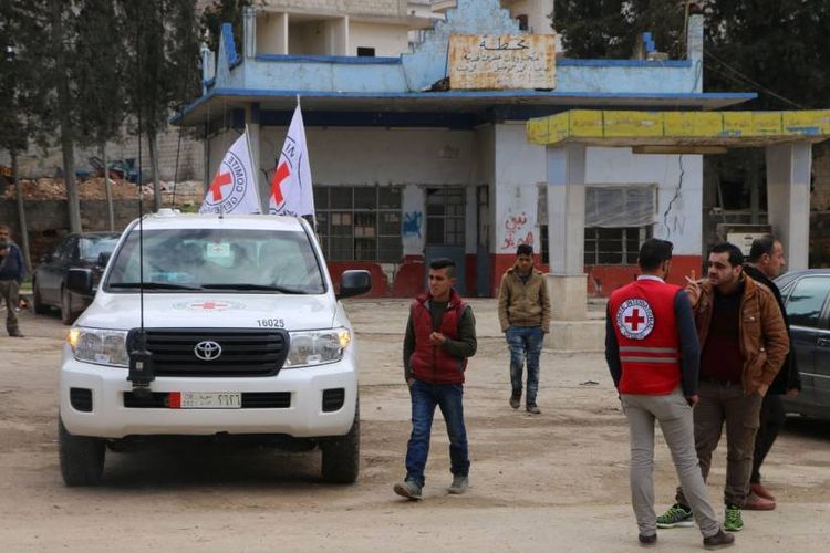 Staf Komite Palang Merah Internasional yang ikut ambil bagian dalam konvoi bantuan kemanusiaan ke wilayah Afrin.