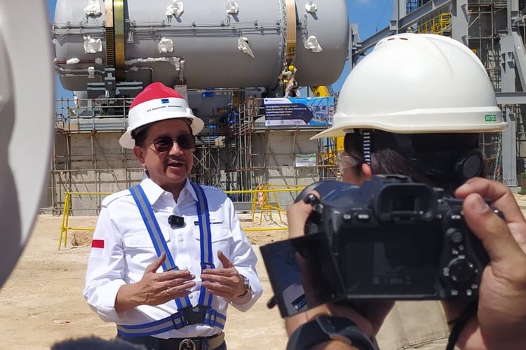 Dirut PT Freeport Indonesia Tony Wenas meninjau kemajuan pembangunan Smelter di JIIPE, Gresik, Jawa Timur, Jumat (13/01/2023).