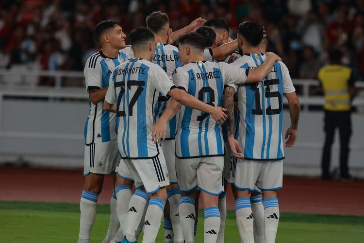 Pemain timnas Argentina berselebrasi usai membobol gawang timnas Indonesia dalam pertandingan FIFA Matchday edisi Juni 2023 di Stadion Utama Gelora Bung Karno, Jakarta, Senin (19/6/2023). Argentina unggul 2-0 atas Indonesia. Terkini, Argentina akan menggelar laga persahabatan di Amerika Serikat setelah ada kabar Indonesia masuk sebagai salah satu opsi.