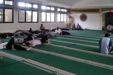 Pegawai Pilih Tidur-tiduran di Masjid Usai Shalat Dzuhur