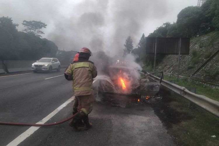 Sebuah minibus terbakar di Kilometer 99 A jalan tol Cipularang pada Selasa (2/1/2024) sekitar pukul 17.26 WIB.