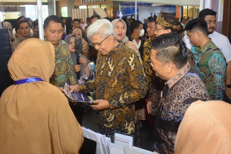 Wakil Gubernur (Wagub) Sumatera Selatan (Sumsel) Mawardi Yahya saat meninjau salah satu stan travel di Sriwijaya Travel Fair, di Atrium Palembang Indah Mall, Jumat (14/7/2023).
