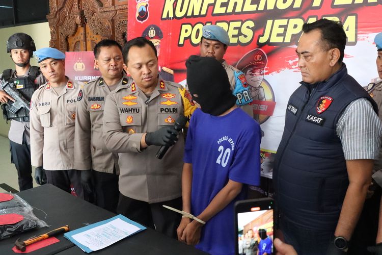 Kapolres Jepara, AKBP Wahyu Nugroho Setyawan menunjukkan MR (18) tersangka yang menghabisi nyawa tetangganya saat jumpa pers di Mapolres Jepara, Jumat (20/10/2023).