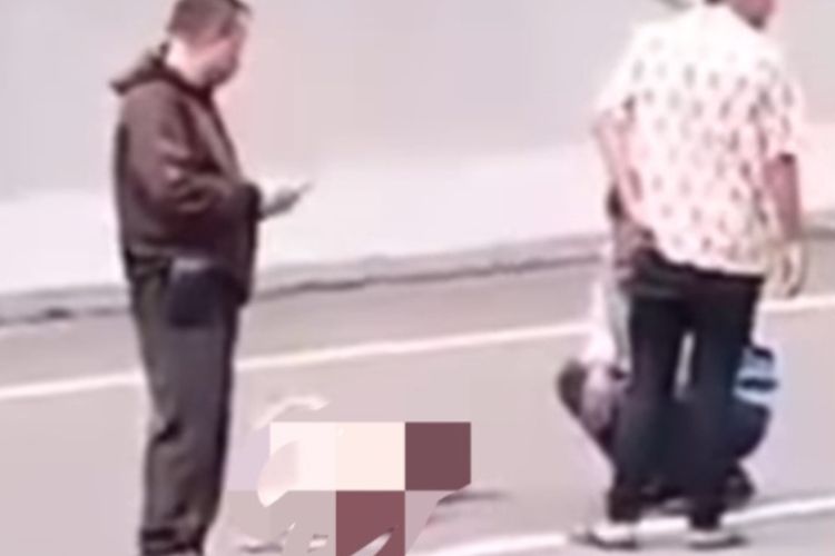 Tangkapan layar video viral penumpang diduga melompat dari bus di kilometer 99+600 B jalan tol Cipularang.