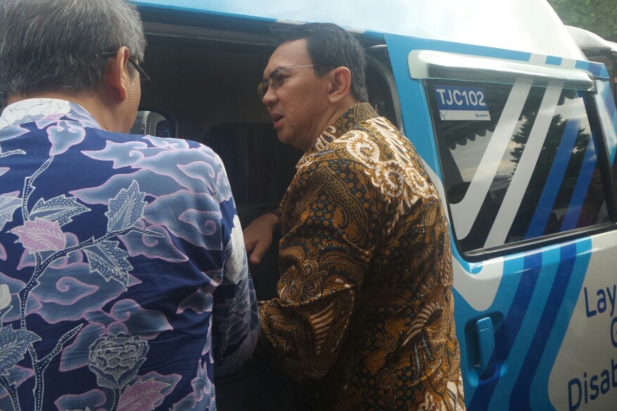 Gubernur DKI Jakarta Basuki Tjahaja Purnama melihat mobil Transjakarta Cares yang baru di Balai Kota DKI, Junat (3/3/2017). 