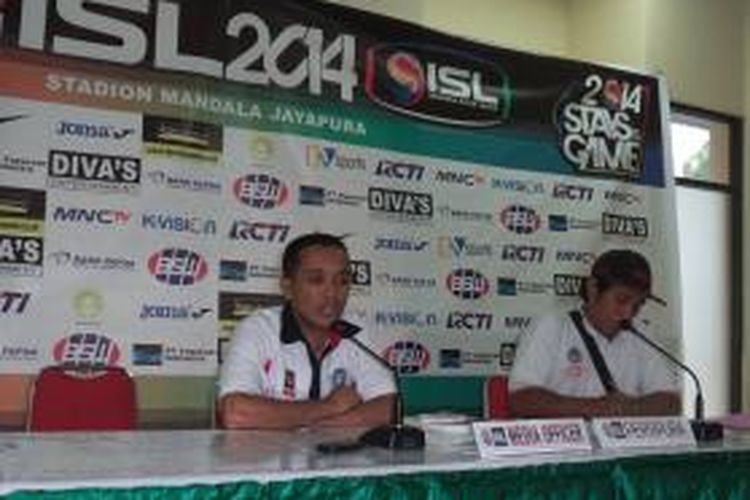 Juru bicara klub Persipura Jayapura Rocky (tidak bertopi) saat memberikan keterangan dalam konferensi pers di Stadium Mandala Jayapura, Papua, Jumat (24/10/2014). 