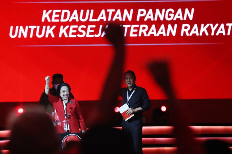 Ketua Umum PDI-P Megawati Soekarnoputri didampingi putranya sekaligus Ketua DPP PDI-P M. Prananda Prabowo saat berpidato dalam pembukaan Rakernas IV PDI-P, di Jiexpo Kemayoran, Jakarta, Jumat (29/9/2023).