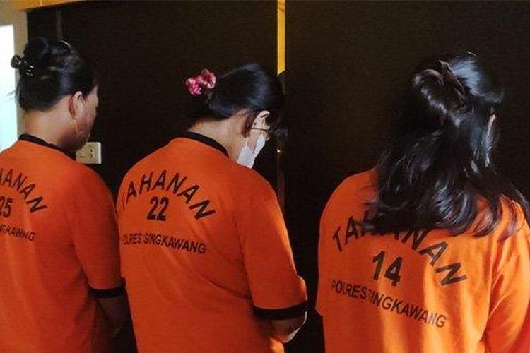 Tiga wanita tersangka penipuan berkedok pernikahan palsu dihadirkan saat konferensi pers di Mapolres Singkawang, Jumat 13 Januari 2023. 