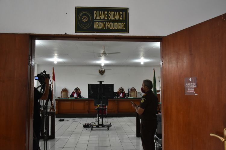 Tampak sidang tiga Petinggi Sunda Empire berlangsung di Ruang Sidang II Pengadilan Negeri (PN) Bandung, Kota Bandung, Jawa Barat, Kamis (18/6/2020). Adapun sidang beragendakan pembacaan dakwaan.