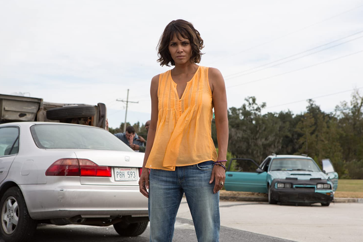 Halle Berry berperan sebagai Karla Dyson dalam film drama aksi Kidnap (2017).