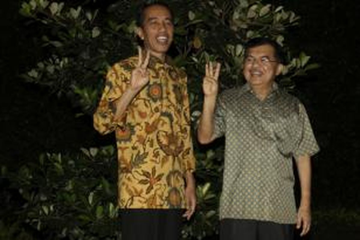 Presiden dan Wakil Presiden terpilih, Joko Widodo - Jusuf Kalla memberikan keterangan pers di rumah dinas gubernur DKI Jakarta, Kamis (21/8/2014) malam. Joko Widodo - Jusuf Kalla mengapresiasi keputusan Mahkamah Konstitusi yang menolak seluruh gugatan pasangan Prabowo Subianto - Hatta Rajasa dalam sidang perselisihan hasil pemilihan umum (PHPU). KOMPAS IMAGES/KRISTIANTO PURNOMO