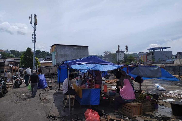 Pedagang korban kebakaran di kawasan Mardika, kecamatan Sirimau, kota Ambon, Maluku mulai membangun kembali tempat berjualan di bekas lokasi kebakaran, Kamis (29/12/2022)
