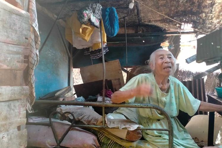 Bu Uun (80) tinggal sendiri di rumahnya yang rapuh dan tak layak huni di Bandung.
