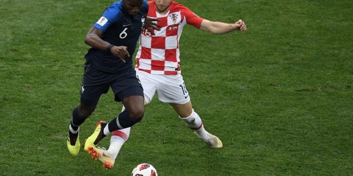 Paul Pogba mencoba melewati pengawalan Tim Jedvaj dalam pertandingan Perancis vs Kroasia pada final Piala Dunia 2018 di Stadion Luzhniki, 15 Juli 2018. 
