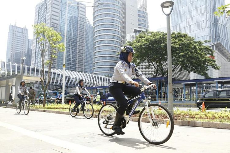 Gaswan menggunakan sepeda saat melakukan pengawasan dan pengamanan di jalur pedestrian di Jalan Sudirman, Jakarta Selatan. 
