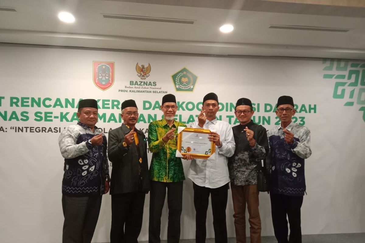 Baznas HST meraih penghargaan dari Baznas Kalsel.