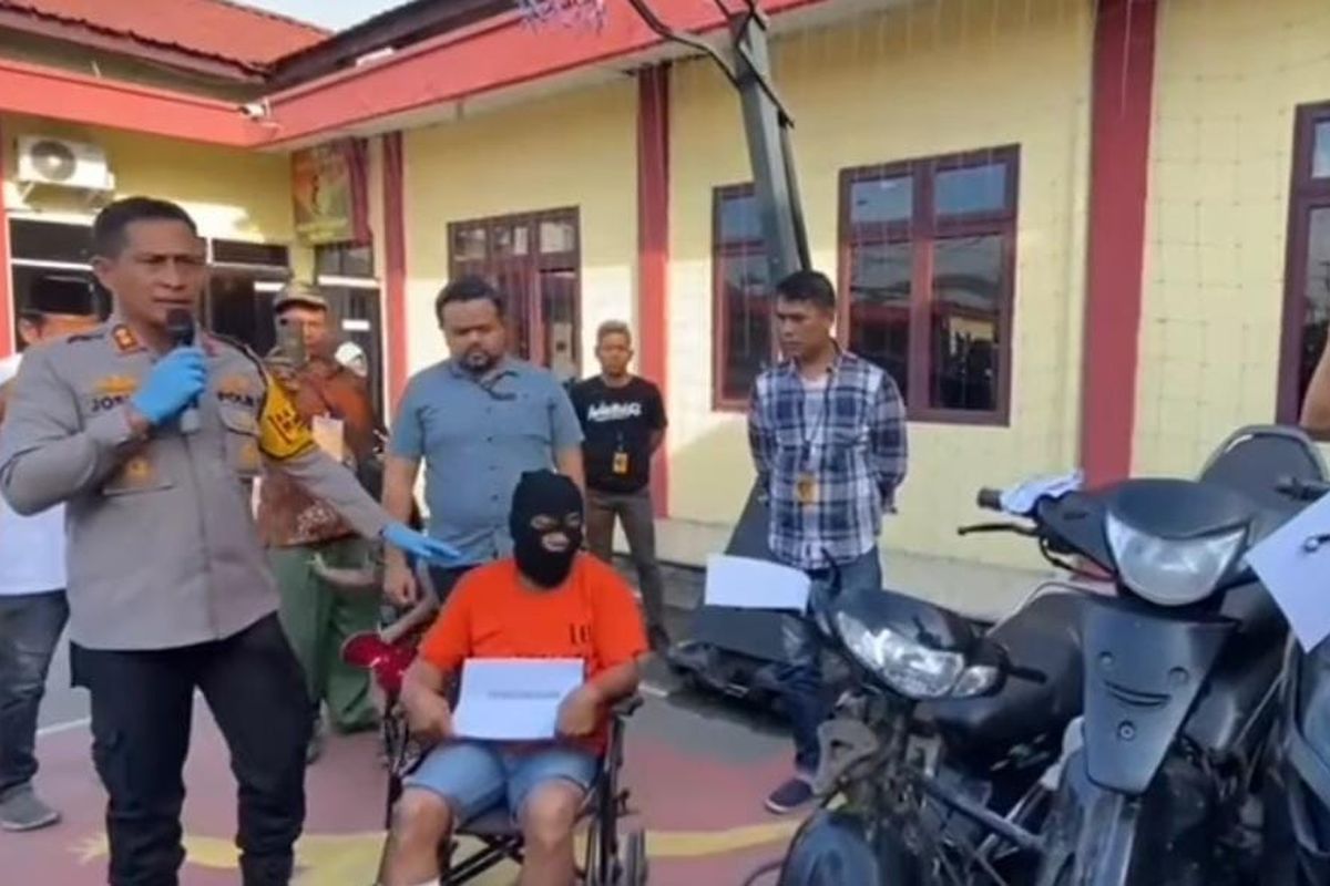 Kapolres Pelabuhan Belawan AKBP Josua saat menunjukkan pembunuh wanita yang ditemukan tewas di becak di Kota Medan, Sabtu (18/11/2023)