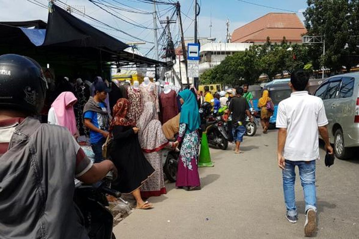 Pedagang kaki lima (PKL) di seberang Stasiun Tanah Abang kembali kuasai trotoar dan badan jalan, Kamis (16/6/2016).