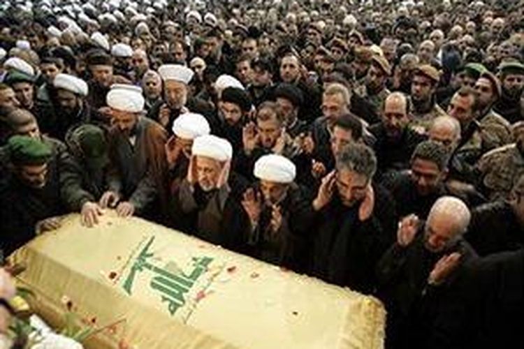 Anggota Hezbollah mendoakan jenazah Komandan Imad Moughniyeh yang terbunuh dalam suatu serangan, di Beirut, Lebanon. 